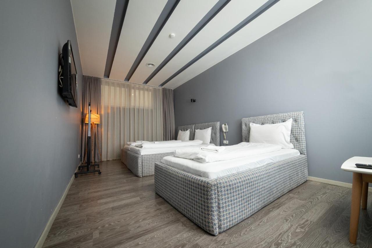 Hotel Gloria Приштина Экстерьер фото